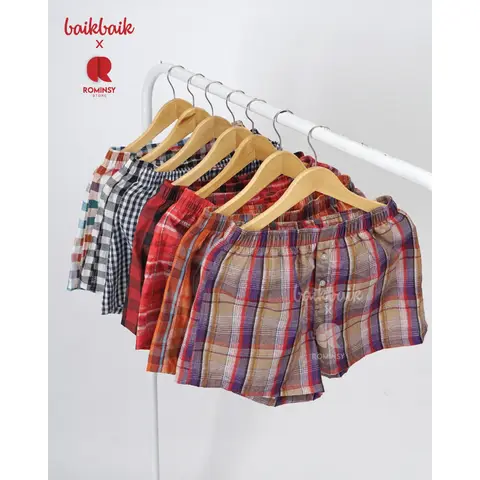 Foto produk Celana Pendek Wanita Motif Kancing By Baikbaik, kategori Celana Pendek Rominsy Jeans
